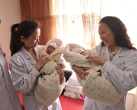 广州代妈让失独夫妻产下龙凤胎重拾生活的希望